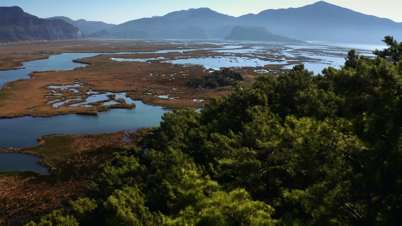 Veduta aerea del delta di Dalyan e della spiaggia di Iztuzu in autunno