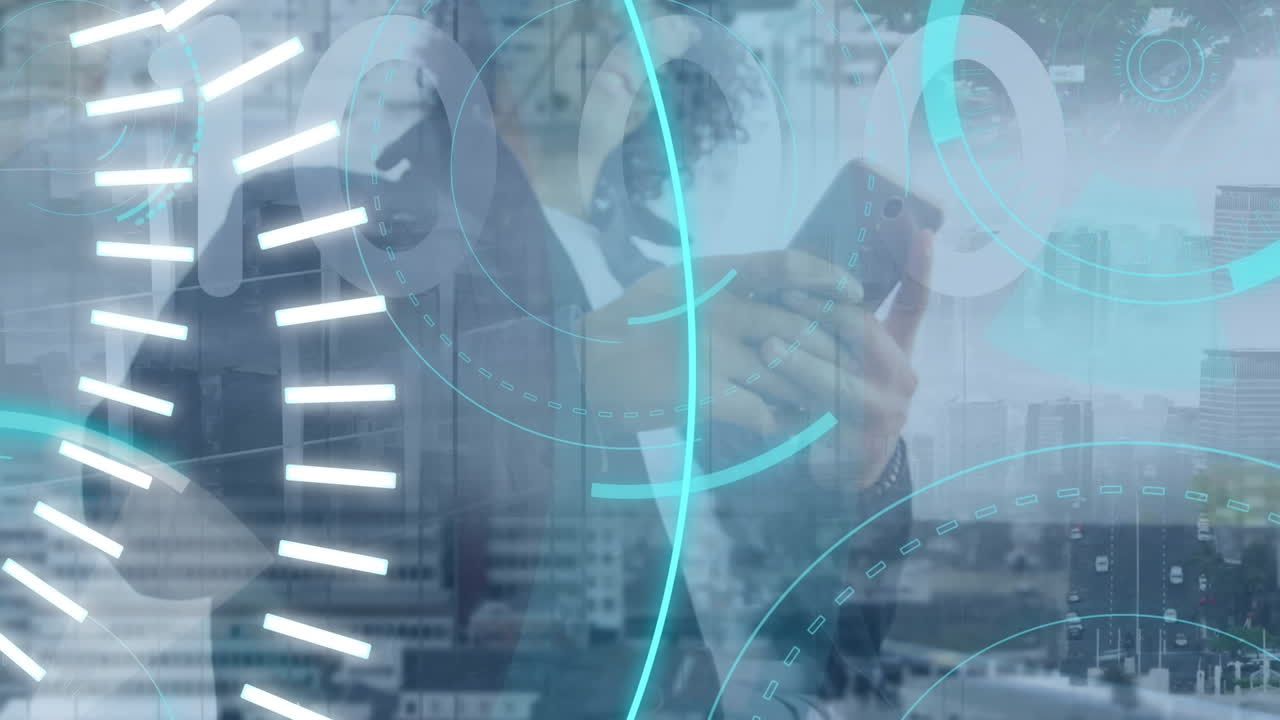 animación de círculos y 5g sobre hombre biracial usando teléfono inteligente