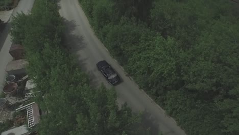 시골 도로 에 있는 자동차 의 공중 사진