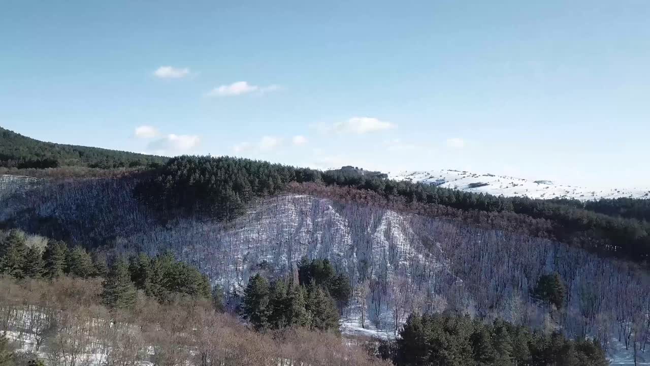 revisa la montaña en un día soleado y nevado