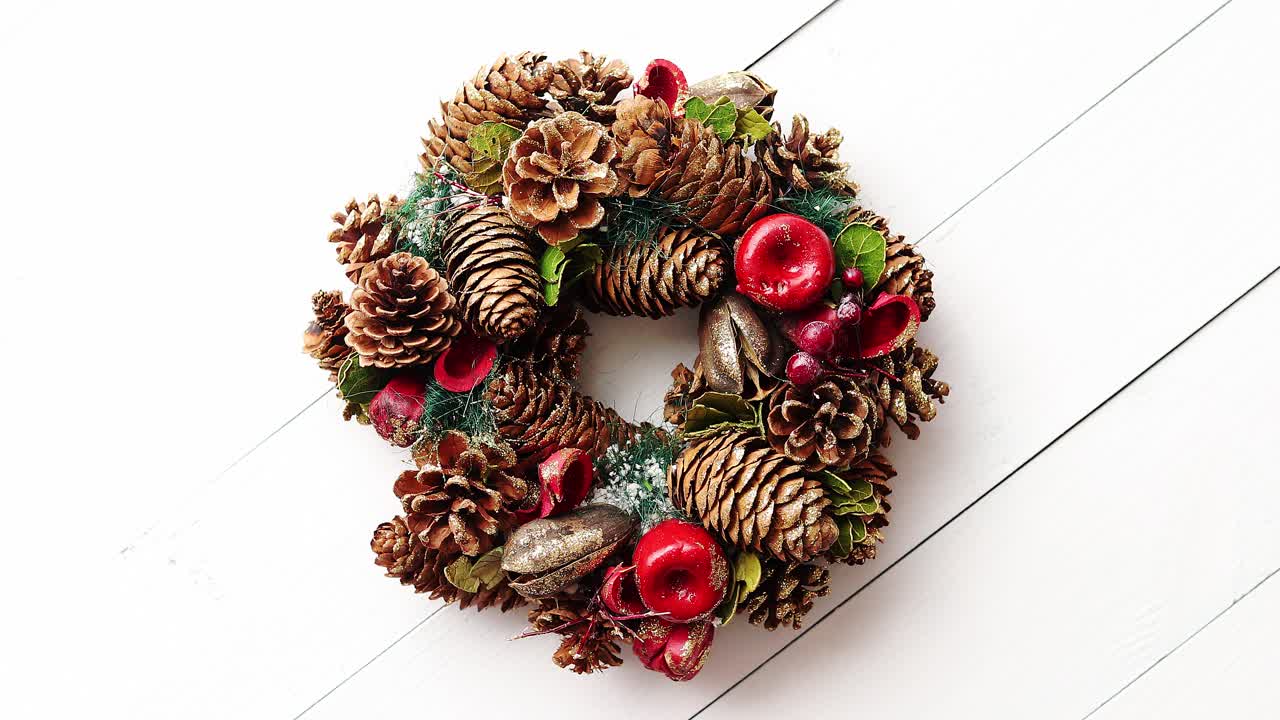Julekrans på hvit trebakgrunn