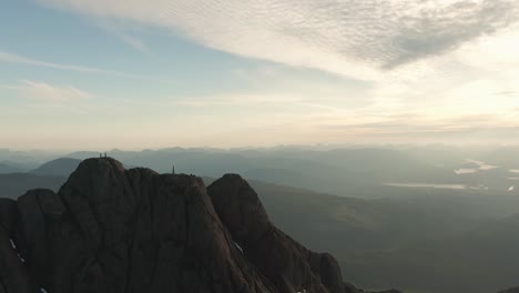 美麗的加拿大山地風景,在鮮<unk>的夏天日落時