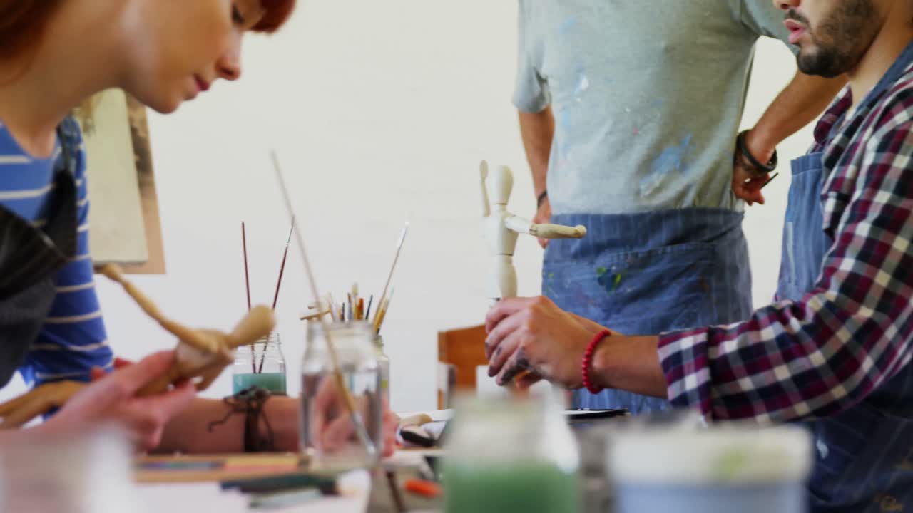 4k 그림을 그리는 예술가들을 돕는 그림 선생님