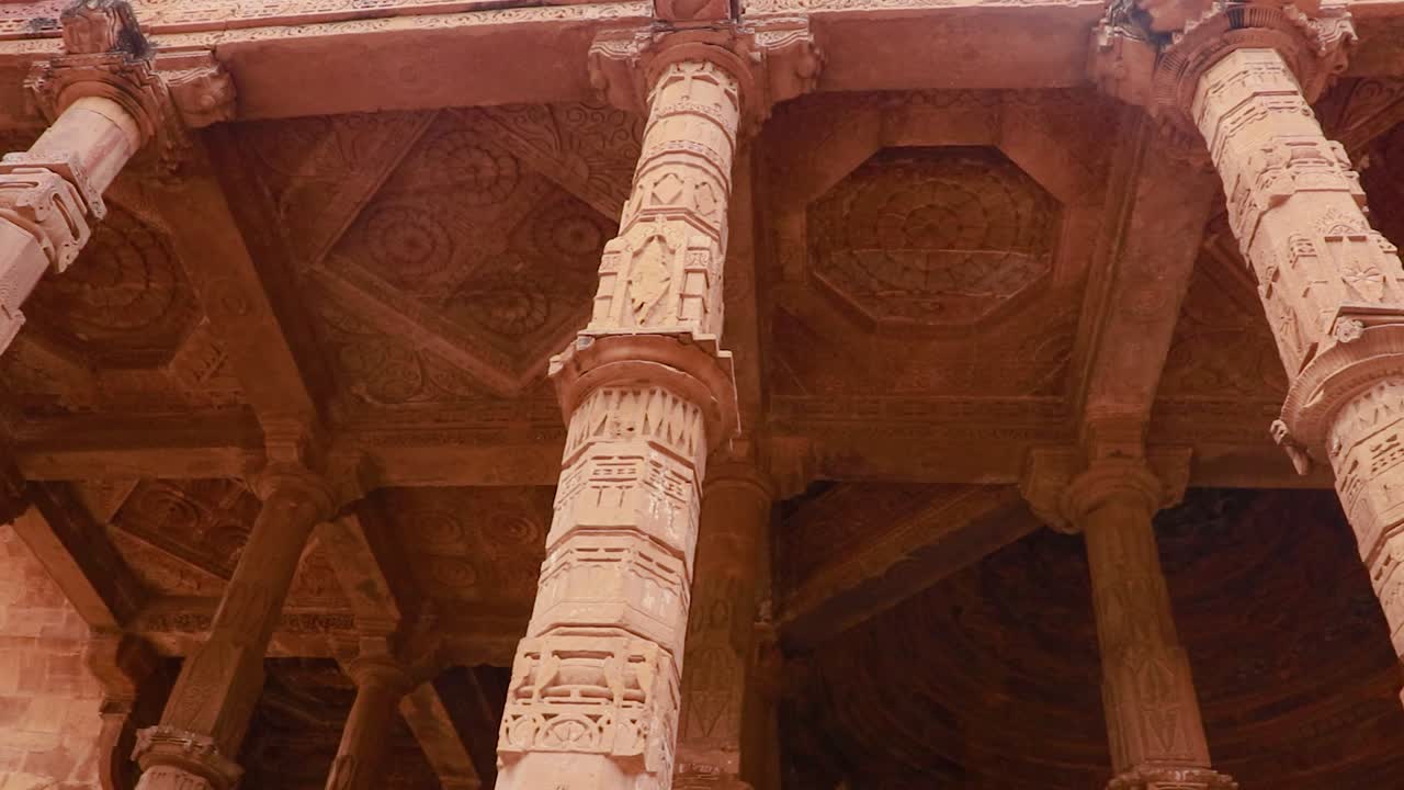antigua gran mezquita llamada adhai din ka jhonpra arquitectura de pilares vintage desde un ángulo único el video se toma en adhai din ka jhonpra en ajmer rajasthan india el 19 de agosto de 2023