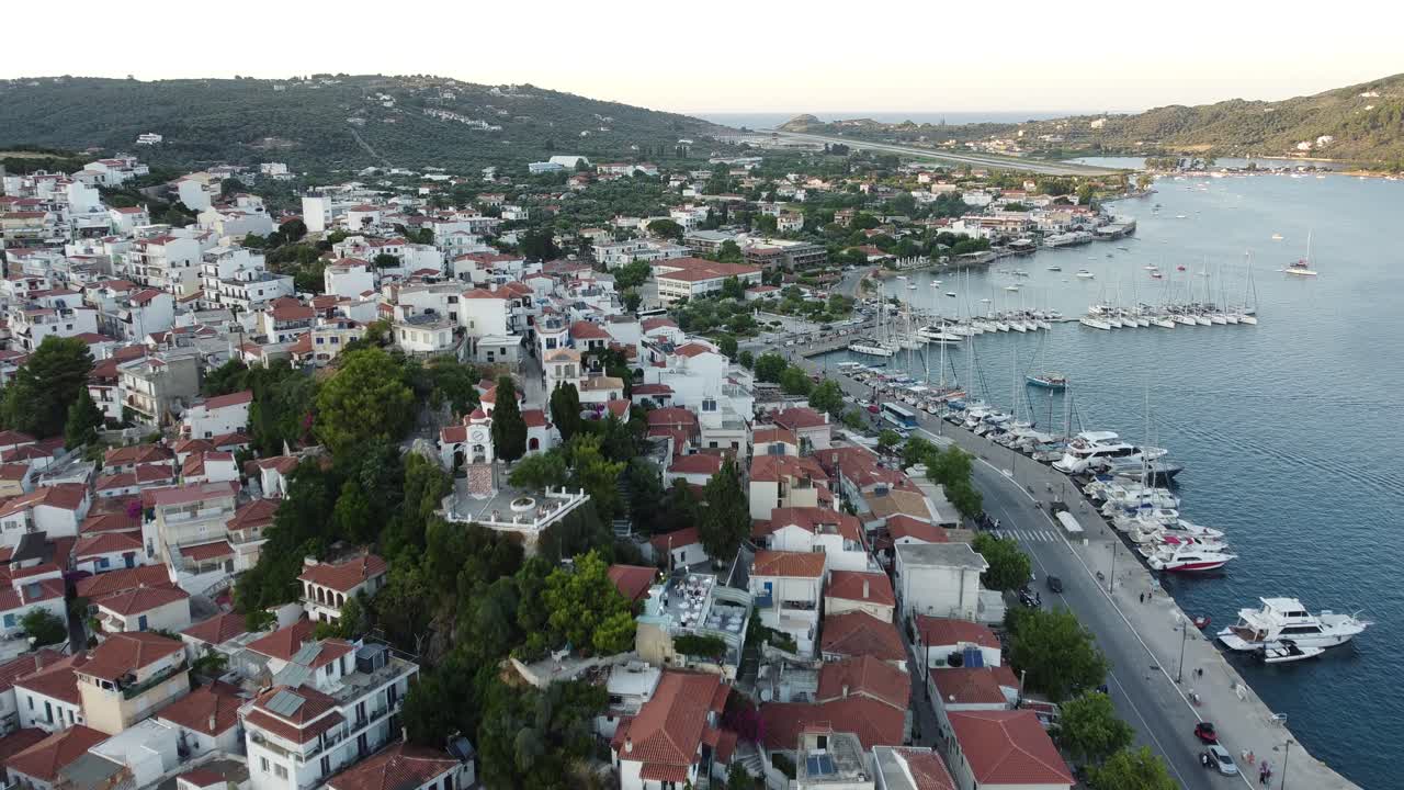 volando sobre el puerto y la ciudad de skiathos en grecia en 4k