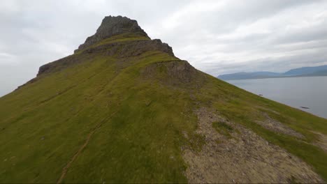 Fpv-drohnennähe,-Die-Bergauf-über-Den-Berg-Kirkjufell-In-Island-Fliegt