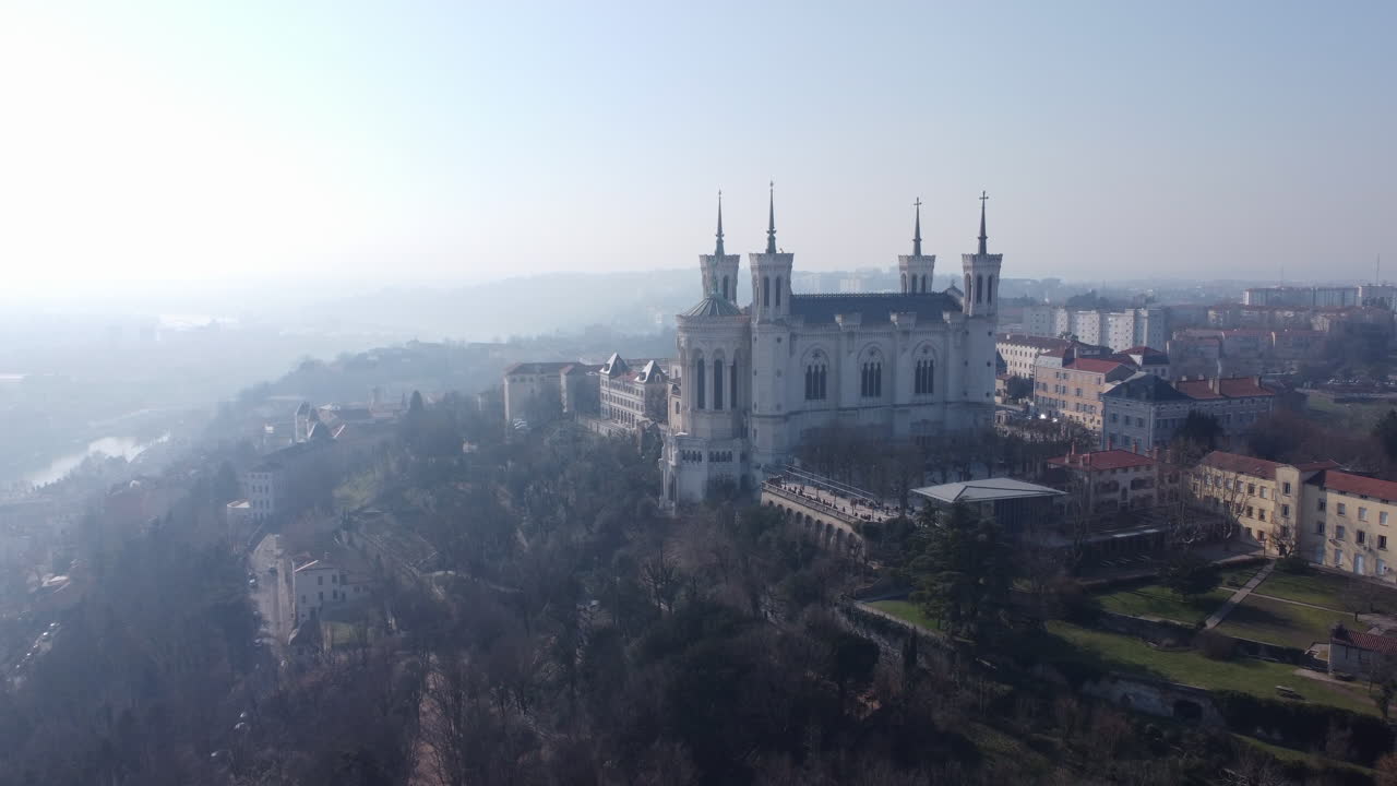 basílica de notre dame de fourvière vista aérea con vistas a lyon nebuloso, paisaje urbano francés al amanecer
