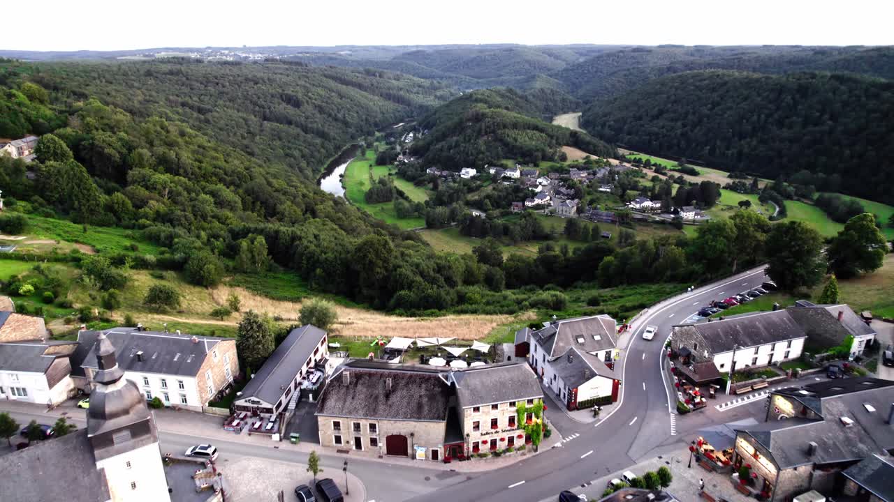 벨기에 아르데네스 지방 에 있는 로셰하우트 마을 에서 프라한 까지의 풍경