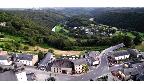 Vista-Aérea-Desde-El-Idílico-Pueblo-De-Rochehaut-A-Frahan,-Bélgica,-Ardenas