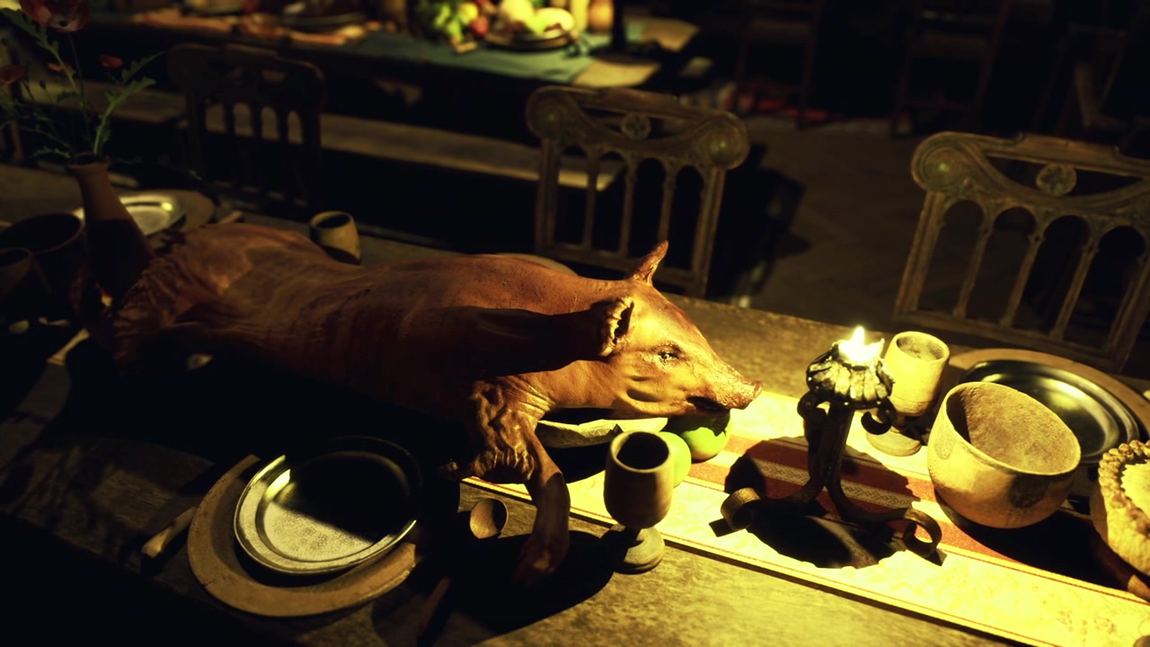 Un felino esplora la cucina; un gatto curioso indaga un ambiente rustico.