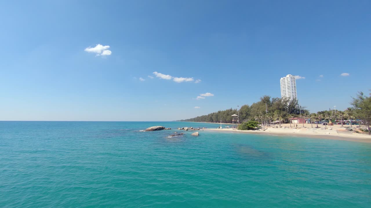 antena: maravillosa vista del océano en calma y árboles verdes en la playa de mae ram phuem, rayong en tailandia - hermosa atracción turística - plano general