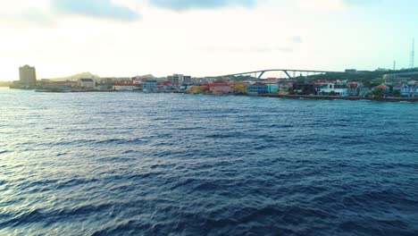 vuelo aéreo de 4k sobre la revelación de la ciudad de willemstad y el distrito de pietermaai en curacao