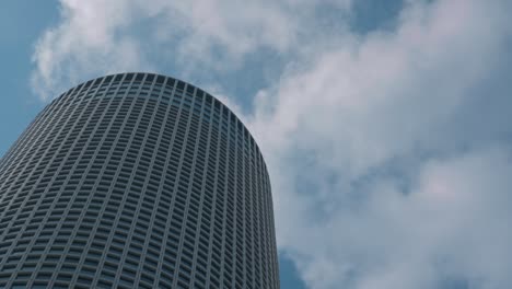 wolkenkrabber tegen blauwe hemel en wolken