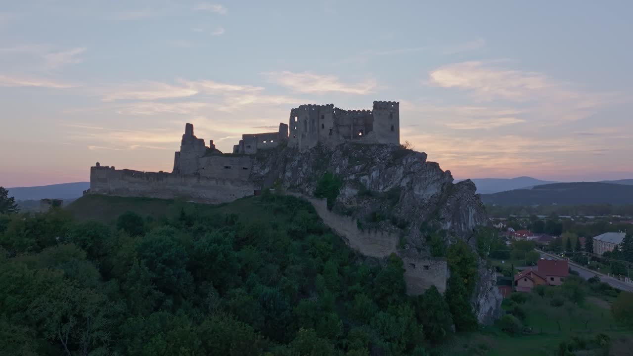 Imagem de drone do Castelo de Beckov emoldurado pelas terras altas eslovacas.
