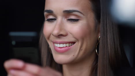 mujer de negocios cara leyendo buenas noticias en el teléfono inteligente. mujer usando teléfono móvil