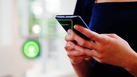animación del icono de los medios sobre las manos utilizando el teléfono inteligente