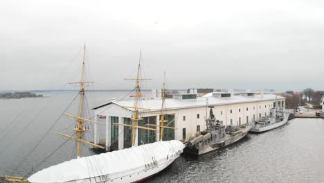 imágenes aéreas descendentes del barco hms jarramas y dos barcos militares atracados en un museo