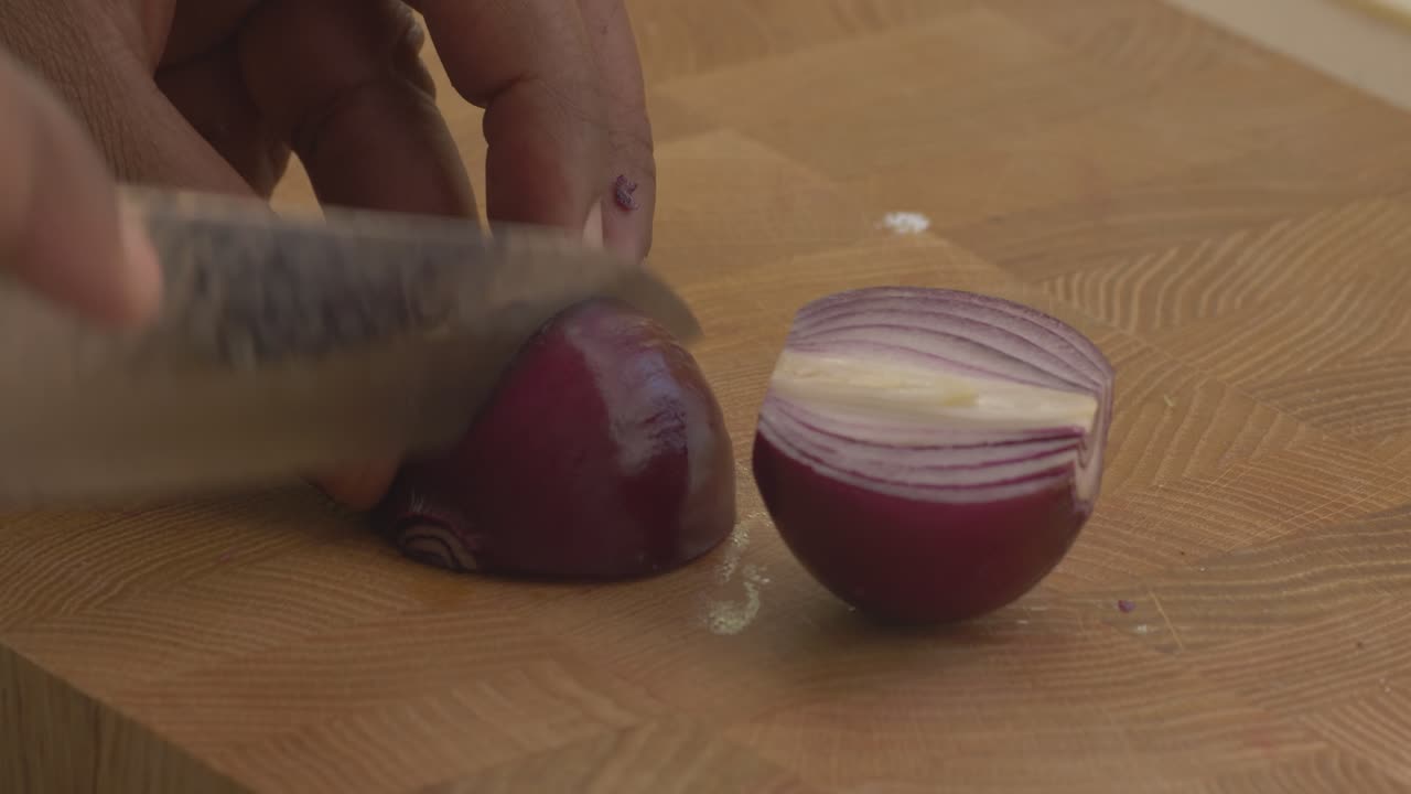 cutting the purple onions in 4 parts