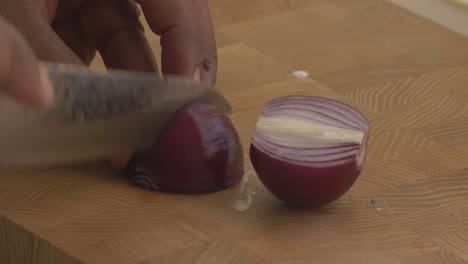 cutting the purple onions in 4 parts