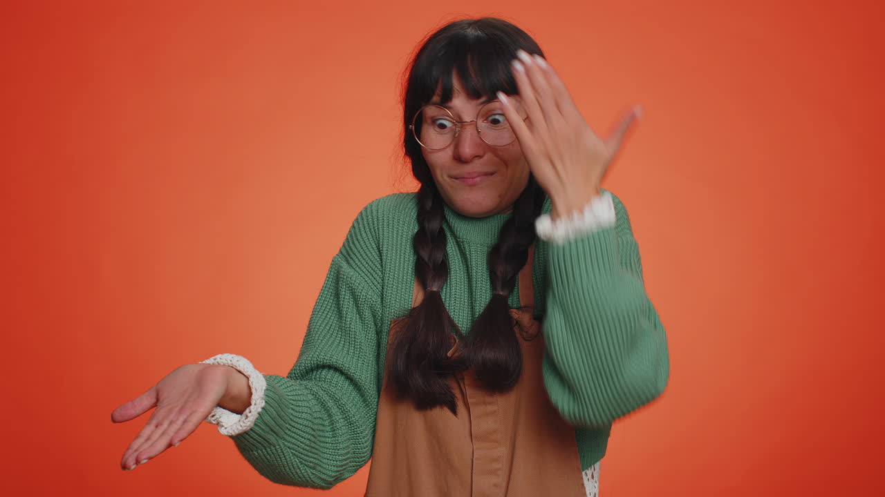 여성이 손을 들고 왜 왜 실패의 이유를 묻습니다. 불신을 보여주는 문제로 인한 짜증