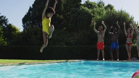 Eine-Vielfältige-Gruppe-Von-Freunden,-Die-Spaß-Daran-Haben,-In-Ein-Schwimmbad-Zu-Springen