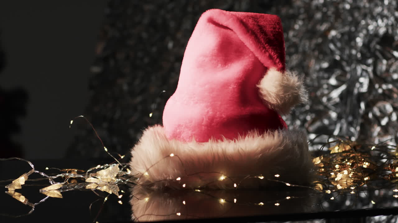 video de navidad sombrero de santa claus y espacio de copia en fondo negro