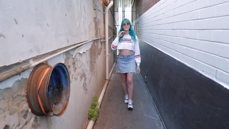 mujer gen z con cabello azul, actitud chic urbana, caminando hacia la cámara en el pasillo - slomo