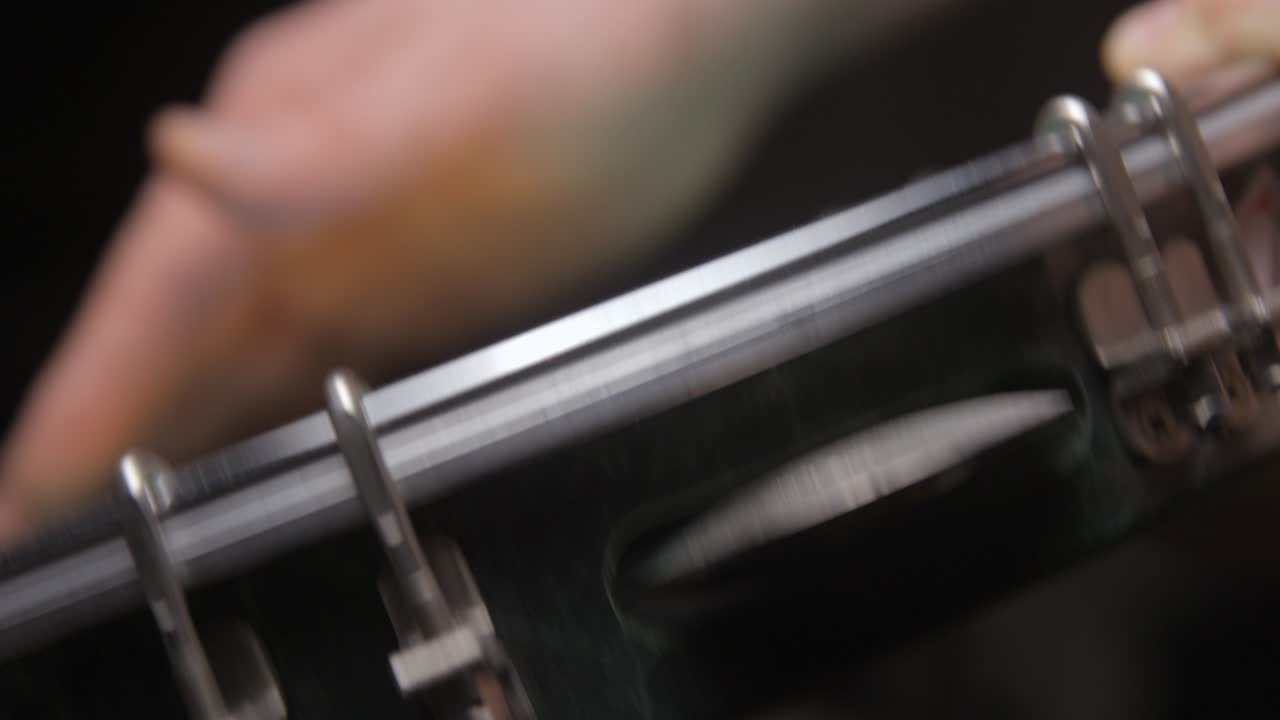 데이로 (pandeiro) 는 느린 동작으로 4k를 클로즈업합니다.