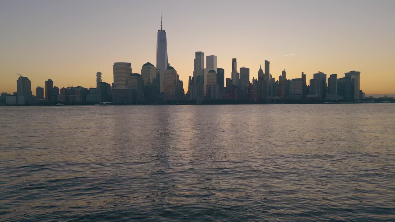 Morgenpendling til New York City ved solopgang, morgenglimt over Freedom Tower, luftpanorama