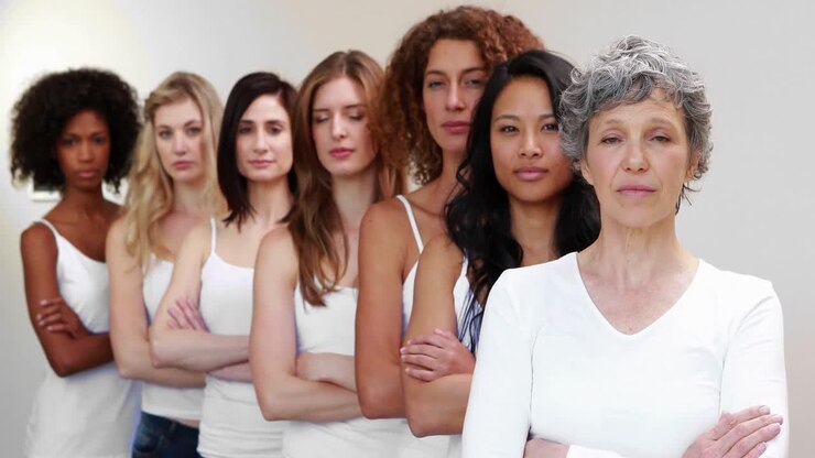 Donne serie in piedi in fila