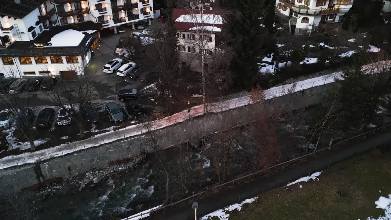 오스트리아의 키르치베르크 마을의 운하, 항공 드론 뷰