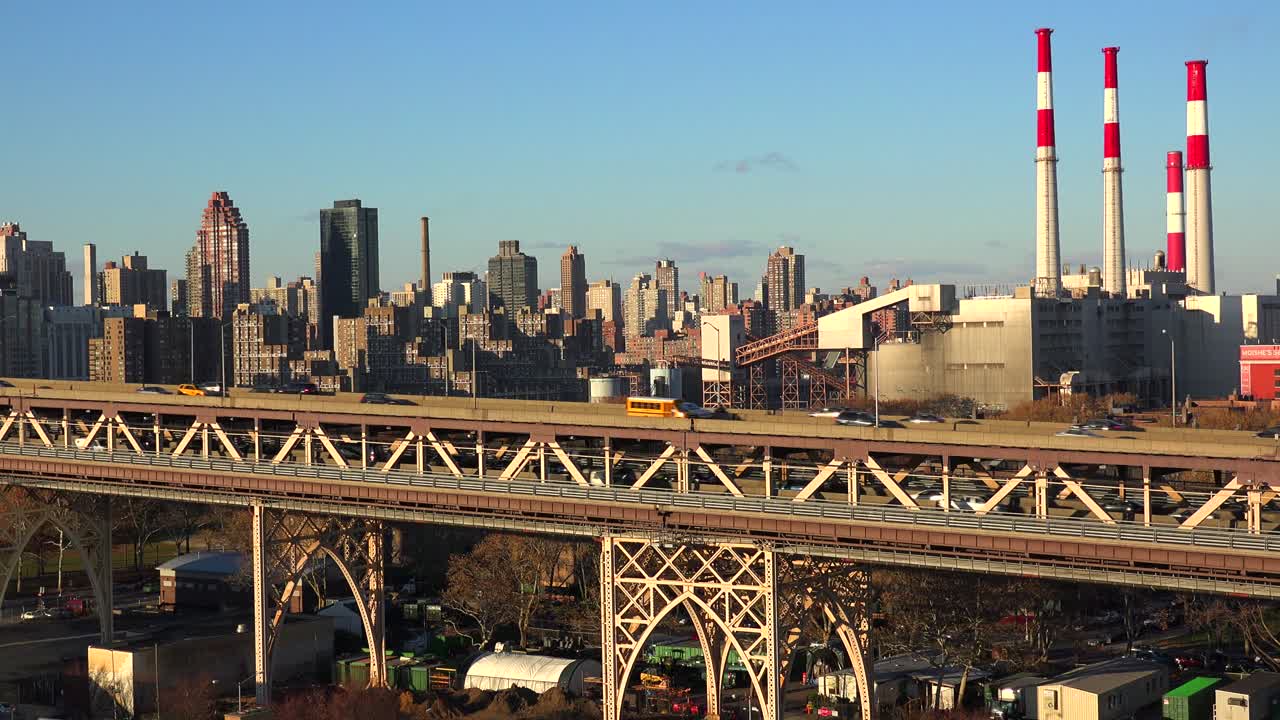 뉴욕 스카이라인 배경 1과 함께 퀸즈보로 다리를 가로질러 교통이 이동합니다.