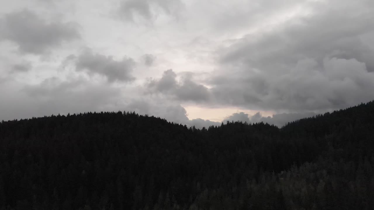 사우스 유진에 있는 작은 언덕의 고대비 드론 시간 경과