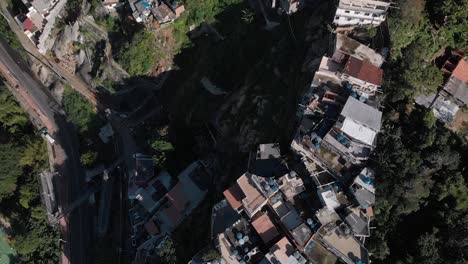 Movimiento-Aéreo-De-Arriba-Hacia-Abajo-Que-Muestra-La-Pequeña-Favela-Chacara-De-Río-De-Janeiro-En-Las-Laderas-De-La-Montaña-De-Los-Dos-Hermanos-Junto-Al-Barrio-De-Chabolas-Vidigal-Más-Grande