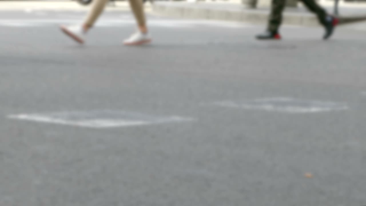 사이드 뷰 흐릿한 보행자 기. 시간 지연.