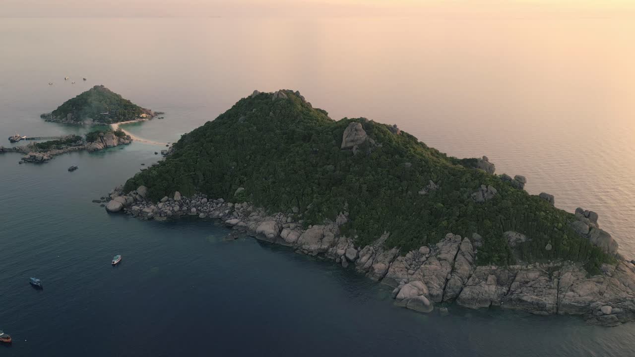 el avión no tripulado vuela en la isla de nang yuan en el golfo de tailandia el famoso paisaje del atardecer reflejado
