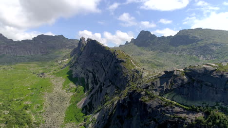 explorar la majestuosa belleza de las montañas