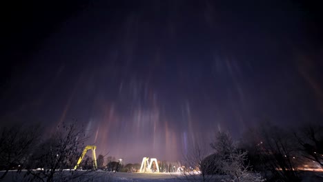 столбы искусственного света над городом ярвенпяя в финляндии, снятые как таймлапс в формате 4k