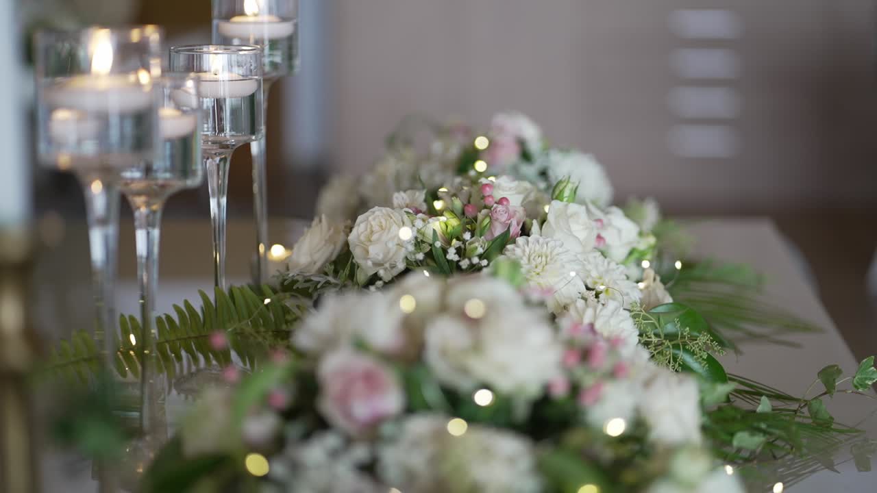 Allestimento tavolo elegante a lume di candela con fiori bianchi freschi