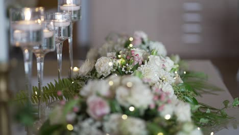 Elegante-Mesa-A-La-Luz-De-Las-Velas-Con-Flores-Blancas-Frescas