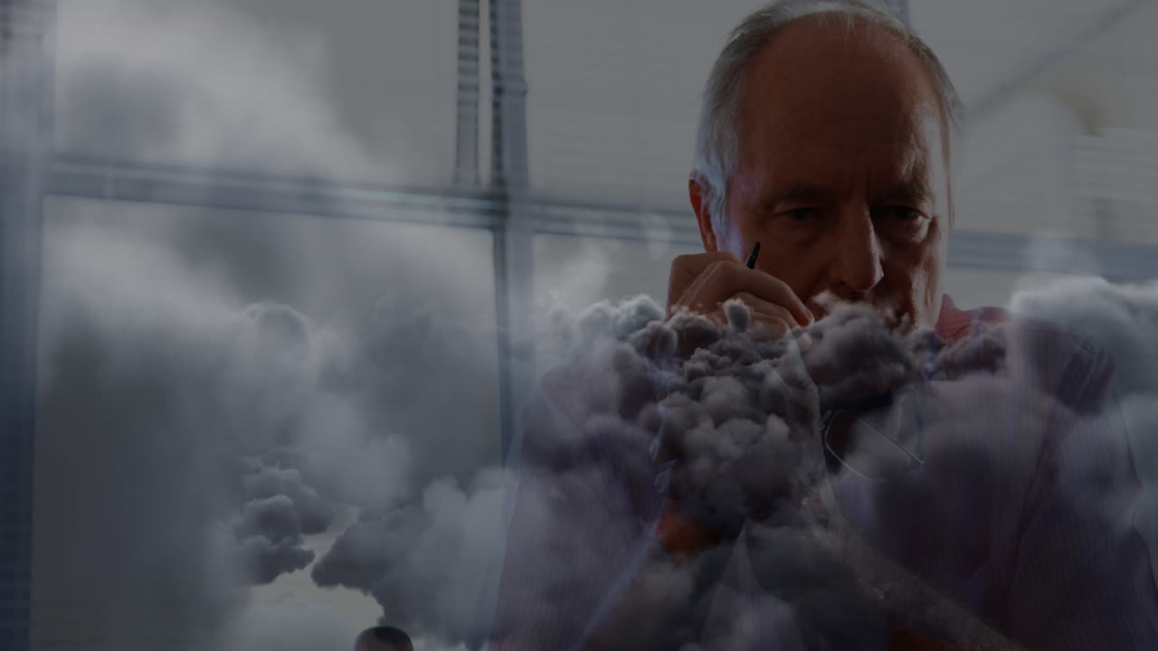 슬픈 노인 백인 남성 위의 구름의 애니메이션