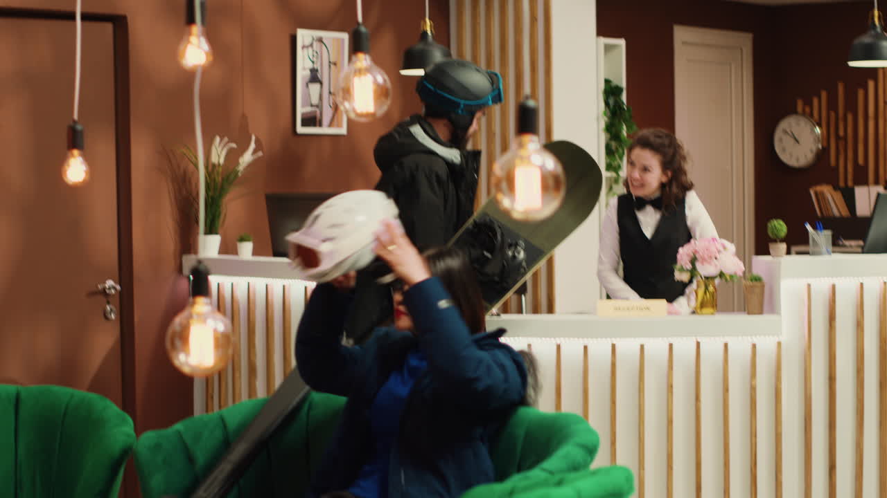 직원에게 겨울 스포츠에 대해 묻는 손님