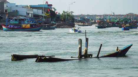 Altes-Gekentertes-Vietnamesisches-Fischerboot-Im-Fischereihafen-Südostasien