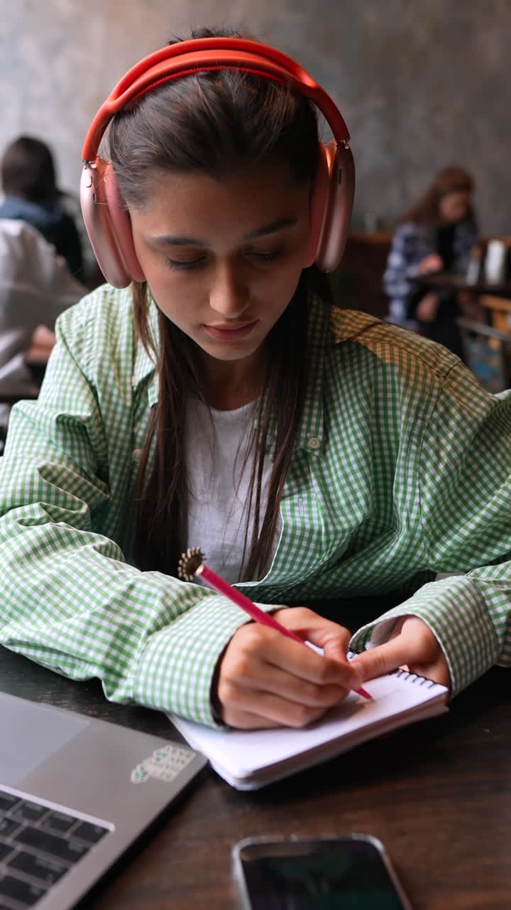 Mujer joven estudiando en un café