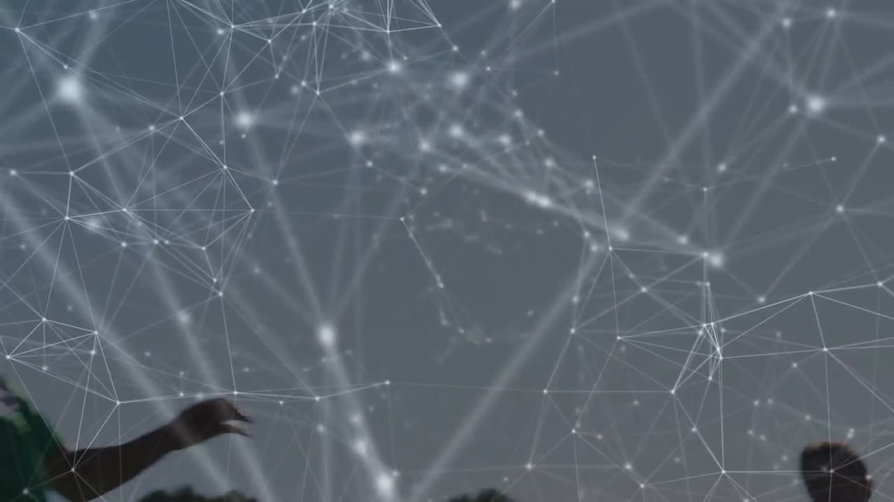 animación de la red de conexiones sobre jugadores de fútbol que practican en el campo de fútbol