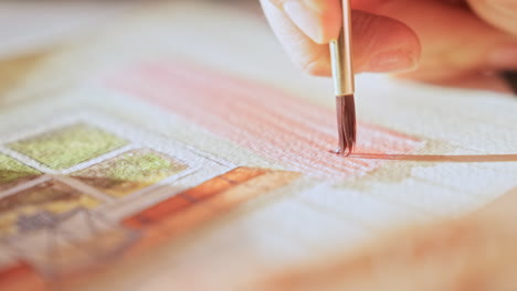 artista en el trabajo pintura de color de agua, pincel aplicando detalles al papel