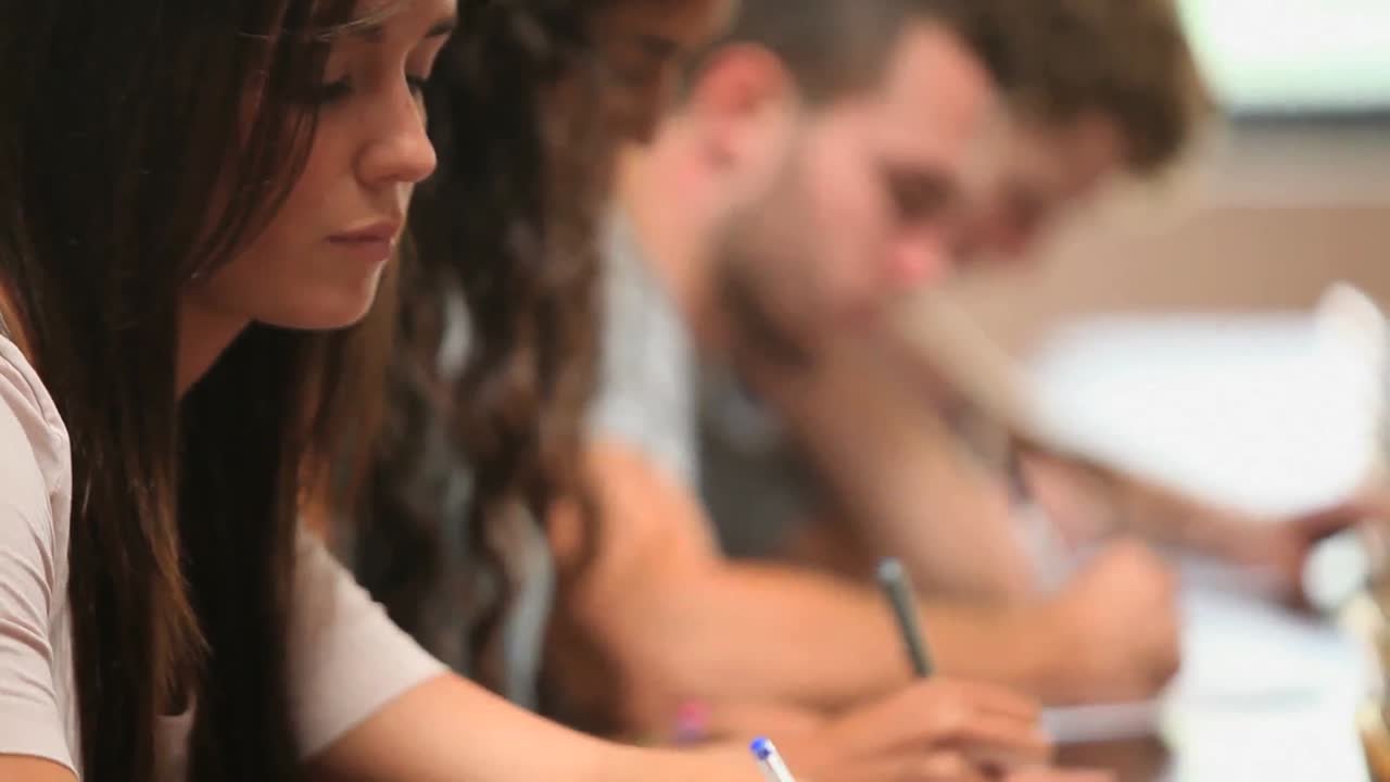 primer plano de los estudiantes escribiendo