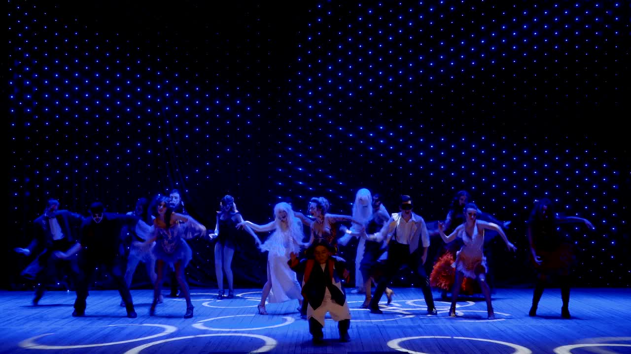 현대 극장에서 미치광이와 특이한 영웅을 가진 현대 공연