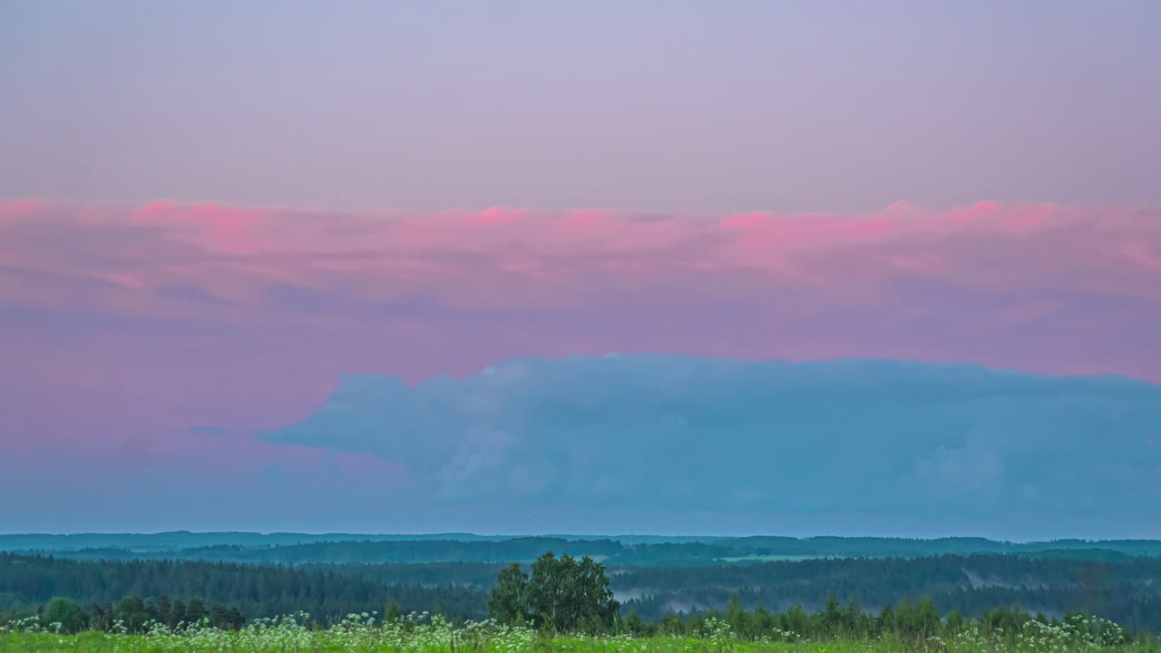 수평선 위로 움직이는 구름의 다른 층을 보여주는 대자연의 마법 같은 전망