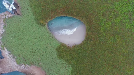 Toma-Cenital-Aérea-De-La-Playa-Escondida-En-Las-Islas-Marietas,-Nayarit,-México